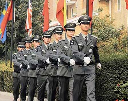 在小區(qū)門口發(fā)生搶劫事件時(shí)，物業(yè)保安是否負(fù)有相關(guān)責(zé)任