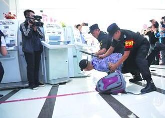 銀行內(nèi)遇搶劫咋應(yīng)對？襄陽戎安保安公司演練給答案